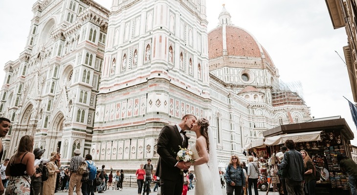 The kiss in front of Florence Cathedral