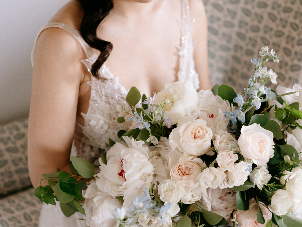 Modern bridal bouquet in pastel tones