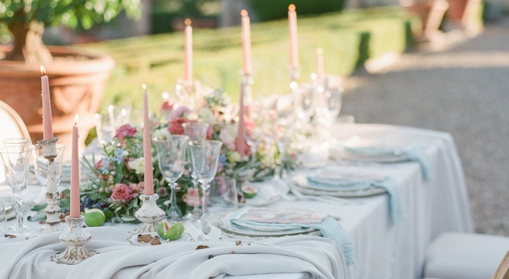 effortlessly chic table setting in Tuscany
