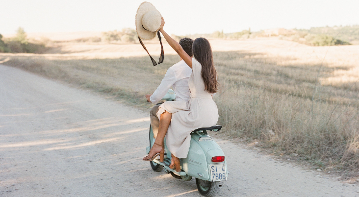 Romantic engagement session in Tuscany