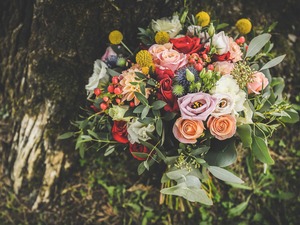 Colourful boho-style bride's bouquet - fall wedding in Cortona, Tuscany