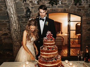 Fall destination wedding in Cortona villa - cake cutting