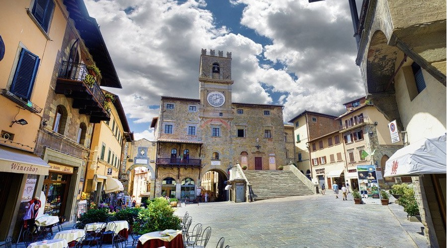 Guided tour: Cortona and its history